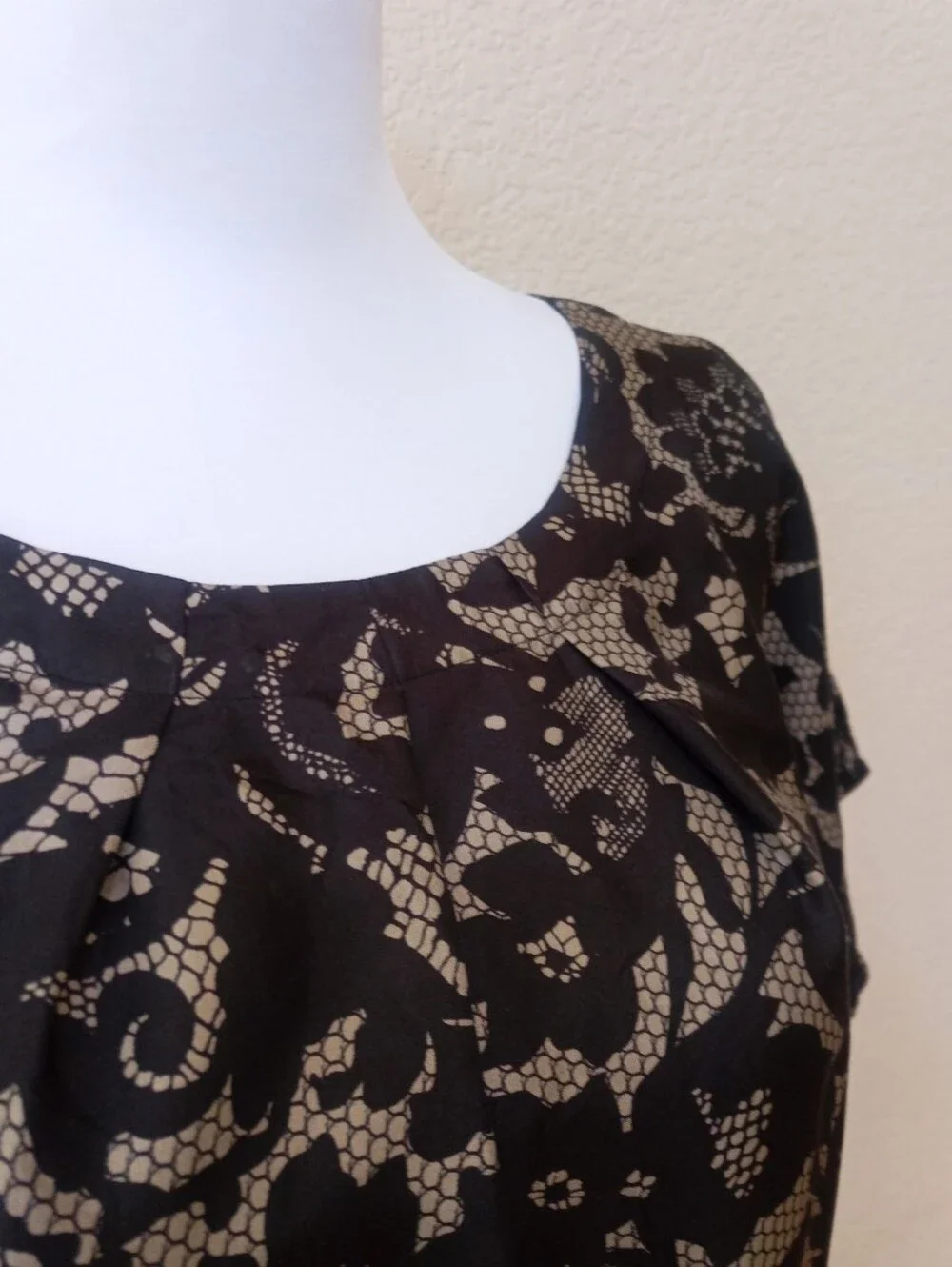 Banana Republic black and beige printed lace silk subtle puff sleeve blouse